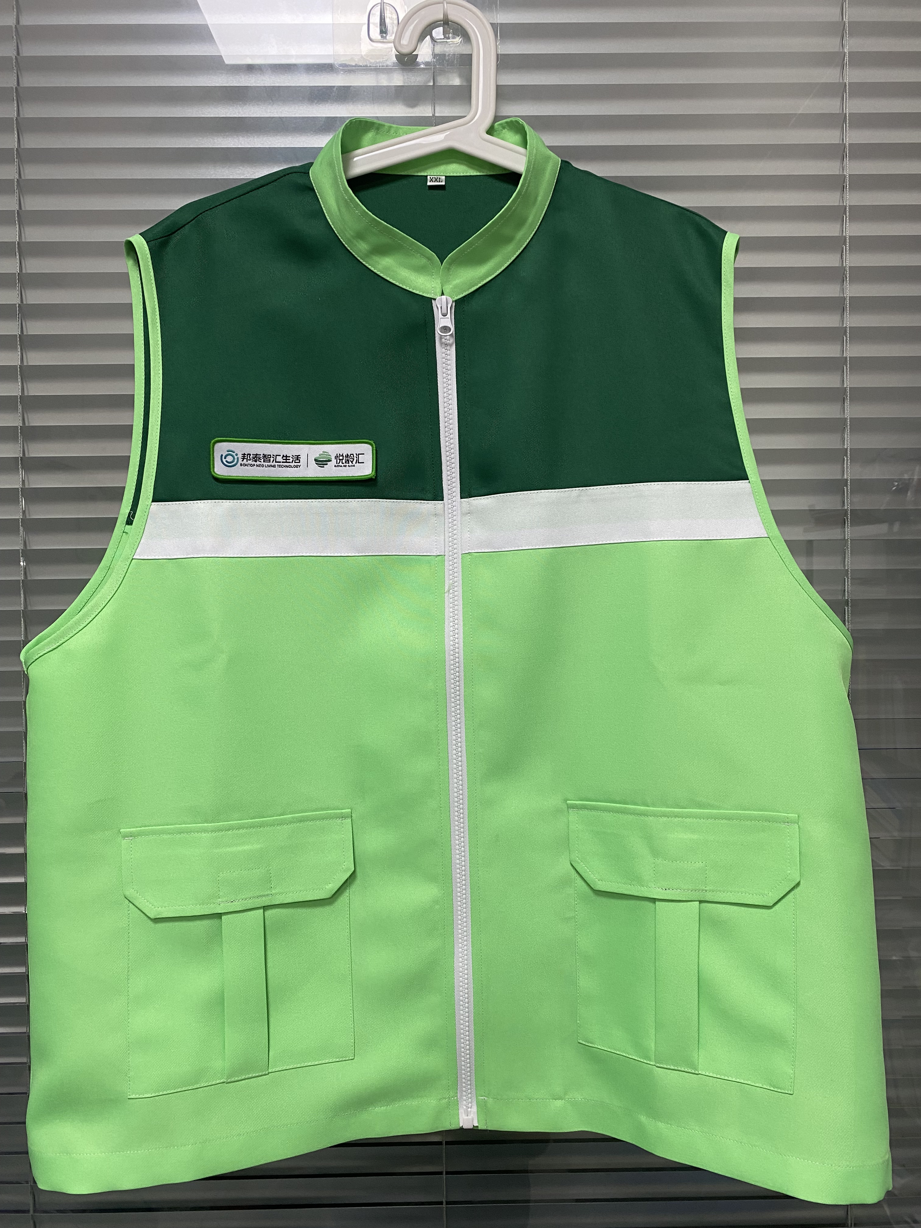 夏季工作马甲定制的这款马甲前胸后背都印有logo文字