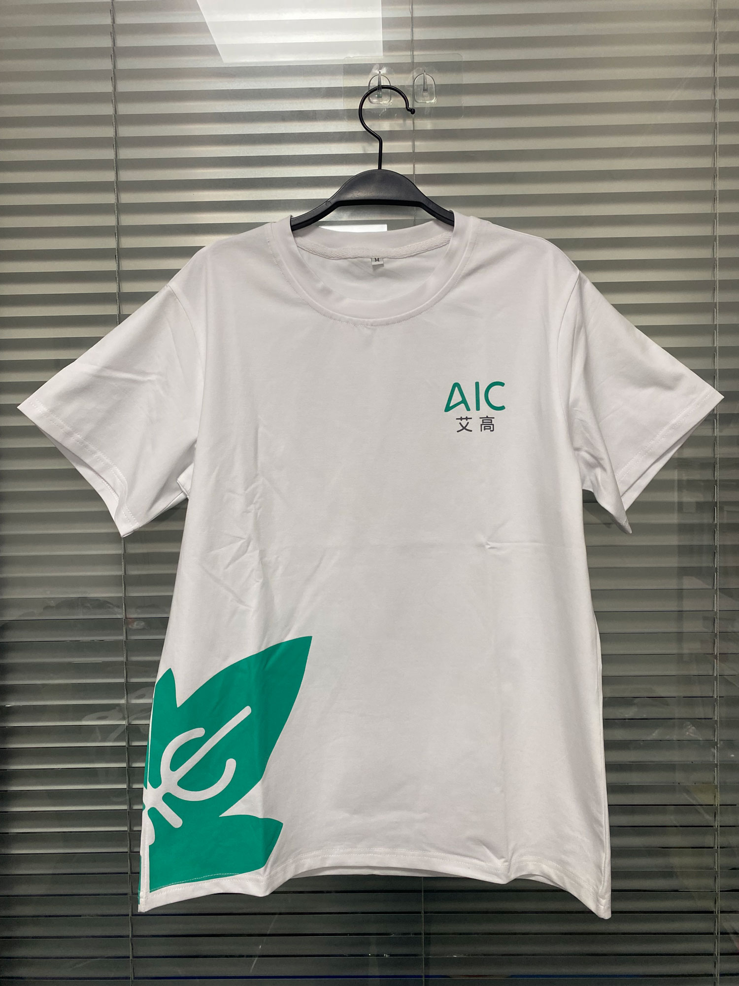 客户定制的圆领T恤工作服，前胸印有logo，背后印有广告语
